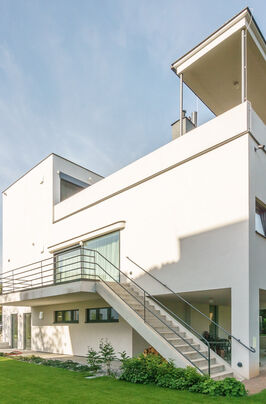 RECONSTRUCTION OF A FUNCTIONALIST VILLA