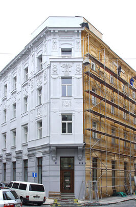 PRŮČELÍ DOMU ČERNOMOŘSKÁ